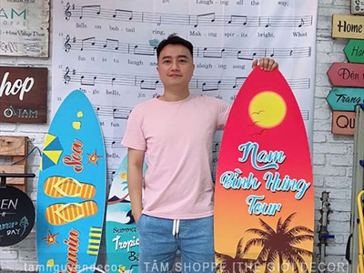 Concept ván lướt sóng + bảng chỉ đường Nam Bình Hưng Tour [2025 - Tâm Nguyễn Decor] CC-BIEN-2505
