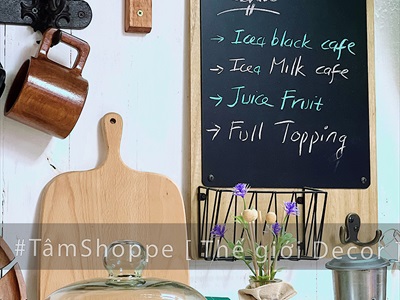 Bảng đen menu treo tường có giỏ sắt 30x47cm [Cứng cáp - có móc treo đồ] BANGDEN-08