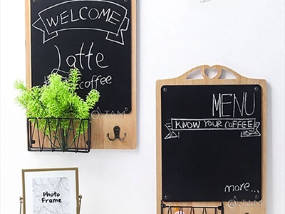 Bảng đen menu treo tường có giỏ sắt 30x47cm [Cứng cáp - có móc treo đồ] BANGDEN-08