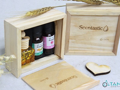 Set 01 lọ đựng tinh dầu treo xe + 02 chai tinh dầu Scentastic 10ml kèm hộp gỗ TD-TX-01