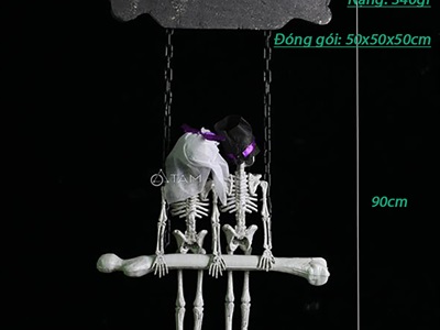 Bảng treo cửa Halloween 2 bộ xương ngồi xích đu [Độc đáo - Dài 90cm] BANGTREO-HLW-02