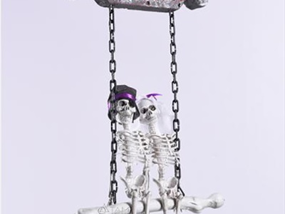 Bảng treo cửa Halloween 2 bộ xương ngồi xích đu [Độc đáo - Dài 90cm] BANGTREO-HLW-02