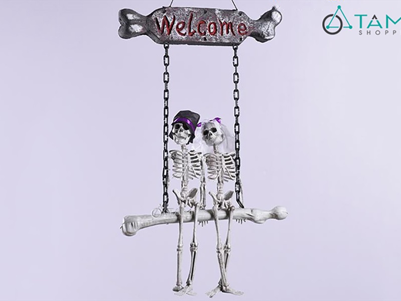 Bảng treo cửa Halloween 2 bộ xương ngồi xích đu [Độc đáo - Dài 90cm] BANGTREO-HLW-02