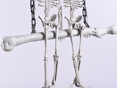 Bảng treo cửa Halloween 2 bộ xương ngồi xích đu [Độc đáo - Dài 90cm] BANGTREO-HLW-02