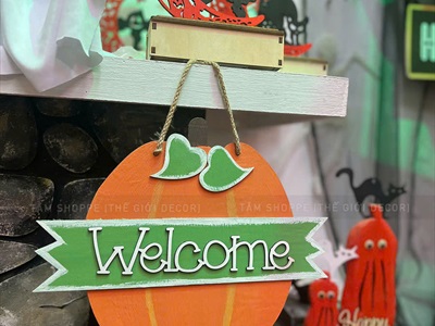 Bảng treo cửa Halloween quả bí ngô welcome 2 lá [Vẽ tay - Bằng gỗ] BANGTREO-HLW-03