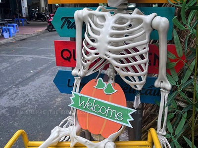 Bảng treo cửa Halloween quả bí ngô welcome 2 lá [Vẽ tay - Bằng gỗ] BANGTREO-HLW-03