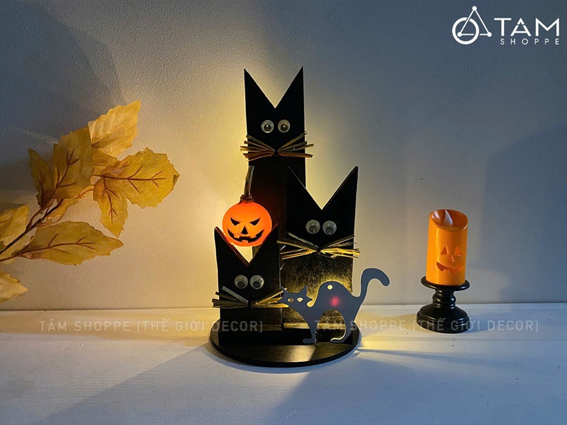 Tiểu cảnh để bàn HLW ba mèo đen tai nhọn [Bằng gỗ - có đèn] TCĐB-HLW-02