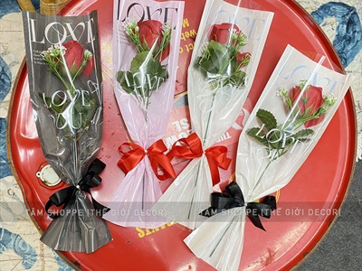 Bó 1 bông hồng sáp đỏ giấy kiếng chữ LOVE [Tặng Sticker - Gói đẹp] HOASAP-07