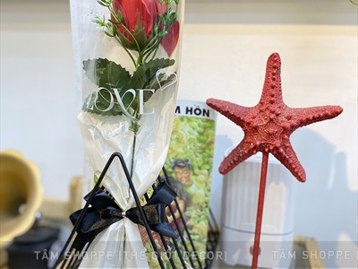 Bó 1 bông hồng sáp đỏ giấy kiếng chữ LOVE [Tặng Sticker - Gói đẹp] HOASAP-07