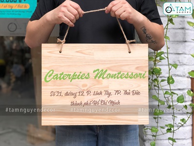Bảng treo cửa nền gỗ tự nhiên đơn giản theo yêu cầu YC-BANGTREO-01