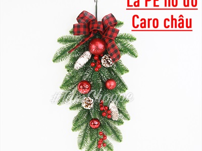 Cành thông treo Noel lá PE nơ đỏ caro D60cm CTHTR-X-01