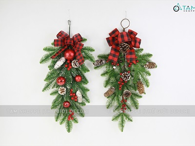 Cành thông treo Noel lá PE nơ đỏ caro D60cm CTHTR-X-01