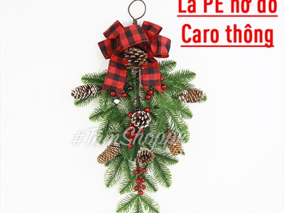 Cành thông treo Noel lá PE nơ đỏ caro D60cm CTHTR-X-01