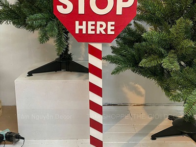 Cây trụ Giáng sinh chữ Santa Stop here đỏ trắng [Bằng gỗ - Cao 84cm] CHIDUONG-X-01