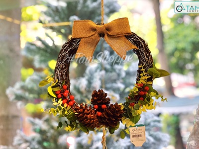 Vòng nguyệt quế Noel lá táo ba thông nơ vải bố ĐK30cm X-VNGQ-29