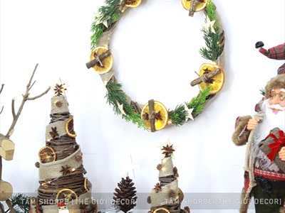 Vòng nguyệt quế Noel lát cam sao gỗ lá thông kim vòng xoáy ĐK30cm (có đèn Led) VNGQ-X-32