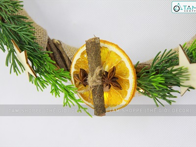 Vòng nguyệt quế Noel lát cam sao gỗ lá thông kim vòng xoáy ĐK30cm (có đèn Led) VNGQ-X-32