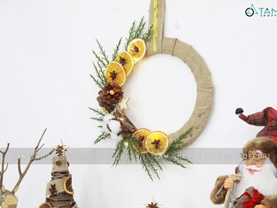 Vòng nguyệt quế Noel lát cam vải bố nửa vòng lá tùng thơm ĐK30cm (có đèn Led) VNGQ-X-33