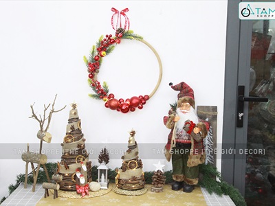 Vòng nguyệt quế Noel nửa vòng mây lá PE châu đỏ ĐK30-40cm (Có đèn Led) VNGQ-X-36