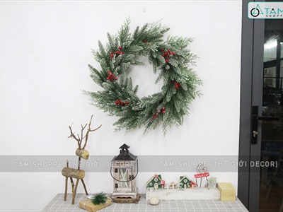 Vòng nguyệt quế PE phủ tuyết hai loại lá gắn trái đỏ ĐK60cm X-VNGQ-26