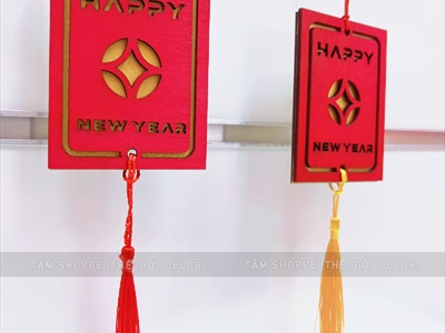 Dây treo Tết thẻ gỗ đỏ đồng tiền 2 lớp Happy New Year [Thủ công - Dày đẹp] PKT-TET-04