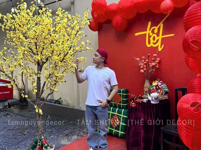 Thi công background Tết vách đỏ Tiệm Nướng Nọ [2025 - Tâm Nguyễn Decor] CC-TET-2502