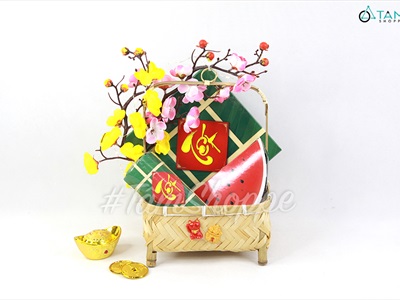 Tiểu cảnh Tết để bàn giỏ tre vuông mai đào bánh chưng C30cm TCĐB-01-T