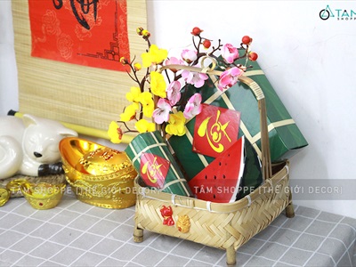 Tiểu cảnh Tết để bàn giỏ tre vuông mai đào bánh chưng C30cm TCĐB-01-T