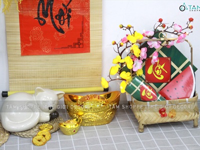 Tiểu cảnh Tết để bàn giỏ tre vuông mai đào bánh chưng C30cm TCĐB-01-T