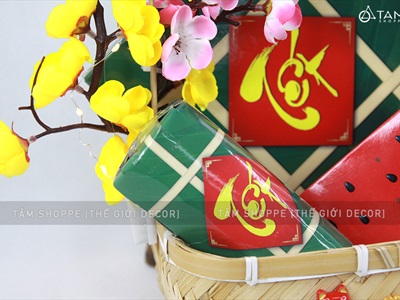 Tiểu cảnh Tết để bàn giỏ tre vuông mai đào bánh chưng C30cm TCĐB-01-T