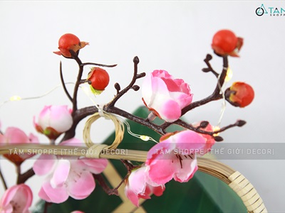 Tiểu cảnh Tết để bàn giỏ tre vuông mai đào bánh chưng C30cm TCĐB-01-T