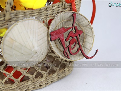 Tiểu cảnh Tết giỏ cói 2 nón chữ Tết giấy đỏ C28cm TCĐB-02-T