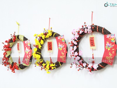 Vòng treo cửa Tết ruy băng xoáy nửa vòng hoa 2 lì xì ĐK35-40cm VTC-T-39