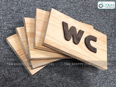 Bảng WC treo cửa gỗ tự nhiên chữ nâu đen đơn giản BTC-WC-02