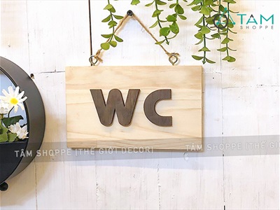 Bảng WC treo cửa gỗ tự nhiên chữ nâu đen đơn giản BTC-WC-02
