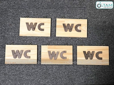Bảng WC treo cửa gỗ tự nhiên chữ nâu đen đơn giản BTC-WC-02