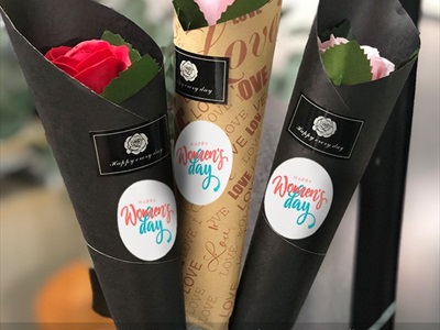 Bó 1 bông hồng sáp có chữ Happy women