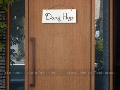 Bảng treo cửa chữ Đang họp trắng đen [Chữ nổi - Kèm dây] BTC-HOP-01