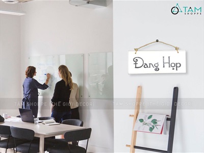 Bảng treo cửa chữ Đang họp trắng đen [Chữ nổi - Kèm dây] BTC-HOP-01