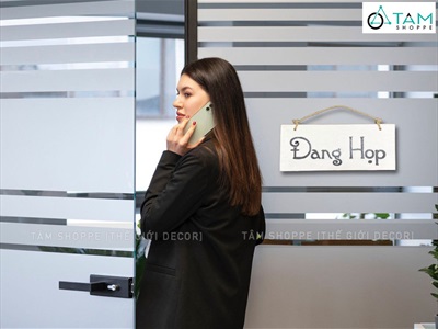 Bảng treo cửa chữ Đang họp trắng đen [Chữ nổi - Kèm dây] BTC-HOP-01