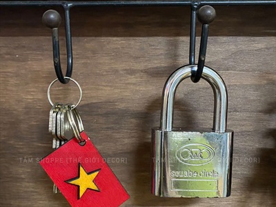 Móc khoá gỗ hình lá cờ Việt Nam [Mộc mạc - Sáng đẹp] MOCKHOA-01