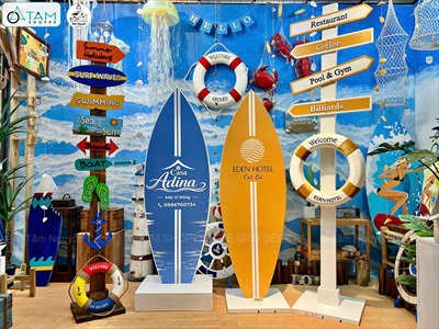 Concept cây chỉ đường decor biển “Summer Direction” + Ván lướt sóng Logo theo yêu cầu [2026 - Tâm Nguyễn Decor] CC-BIEN-2604