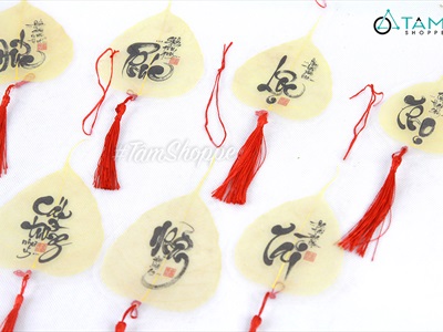 Dây treo lá bồ đề vàng chữ thư pháp PKT-TET-01