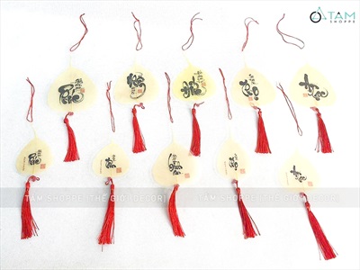 Dây treo lá bồ đề vàng chữ thư pháp PKT-TET-01